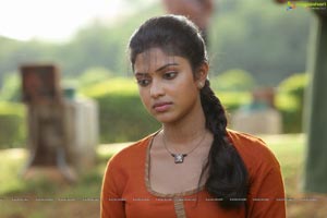 Run Baby Run Amala Paul HD Photos