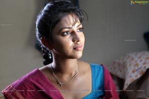 Run Baby Run Amala Paul HD Photos