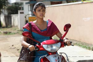 Run Baby Run Amala Paul HD Photos