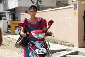 Run Baby Run Amala Paul HD Photos