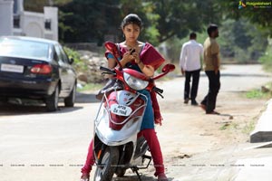 Run Baby Run Amala Paul HD Photos