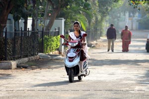 Run Baby Run Amala Paul HD Photos