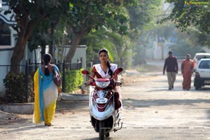 Run Baby Run Amala Paul HD Photos