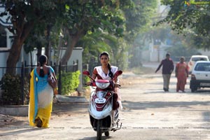 Run Baby Run Amala Paul HD Photos