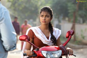 Run Baby Run Amala Paul HD Photos