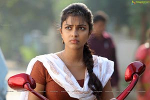 Run Baby Run Amala Paul HD Photos