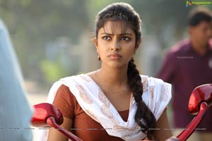 Run Baby Run Amala Paul HD Photos