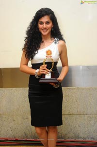 Taapsee at Santosham South Indian Film Awards 2012