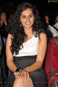 Taapsee at Santosham South Indian Film Awards 2012