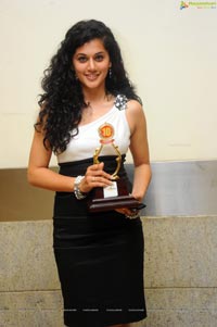 Taapsee at Santosham South Indian Film Awards 2012