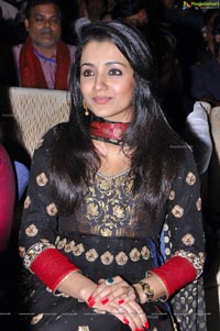 Trisha at Santosham South Indian Film Awards 2012