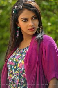 Amala Paul in Langa Voni - Iddarammayilatho High Definition Photos