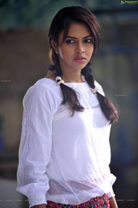 Amala Paul in Langa Voni - Iddarammayilatho High Definition Photos