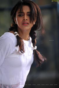 Amala Paul in Langa Voni - Iddarammayilatho High Definition Photos