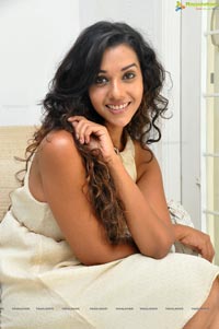 Potugadu Heroine Anu Priya