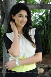 Tanvi Vyas @ Nenem Chinna Pillanaa