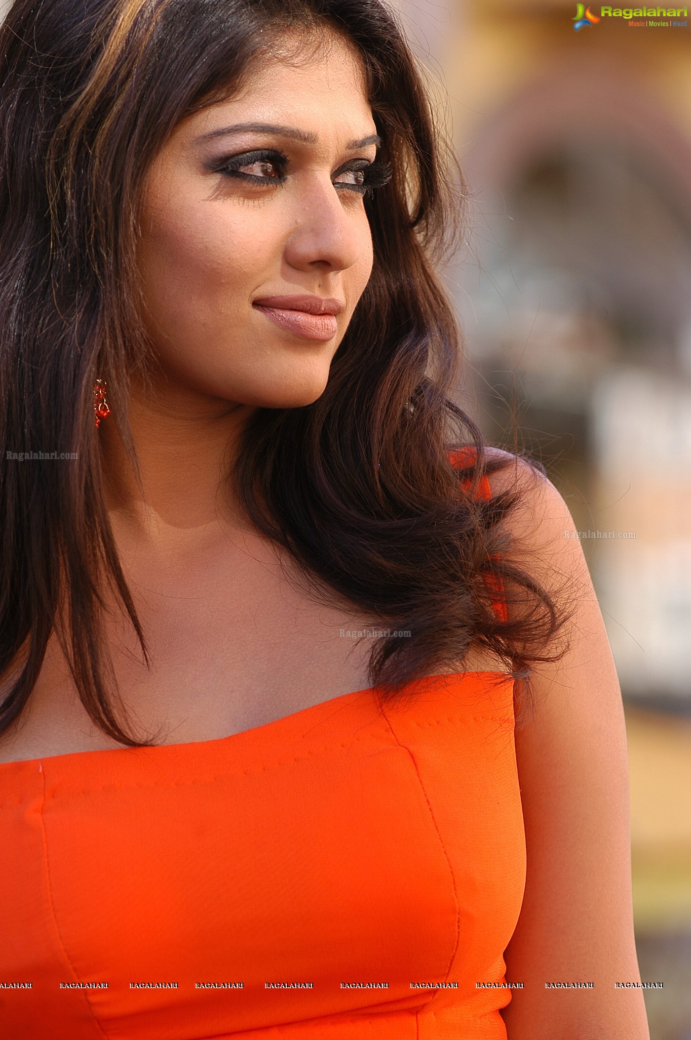 Nayanthara Hot in Orange Saree, Photo gallery, Images