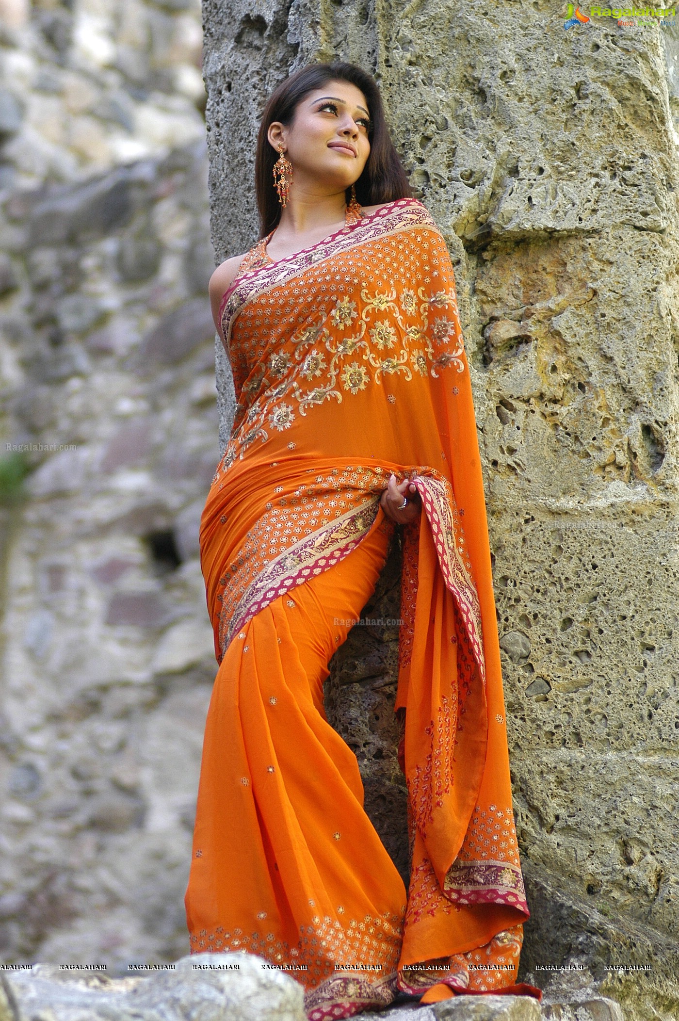 Nayanthara Hot in Orange Saree, Photo gallery, Images