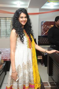 Kamna in Churidhar