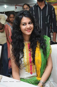 Kamna in Churidhar