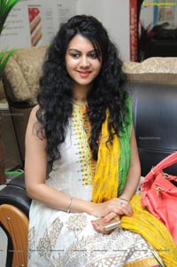 Kamna in Churidhar