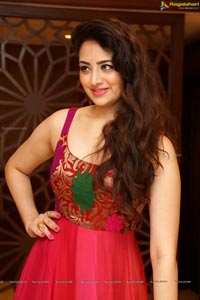 Zoya Afroz Photos