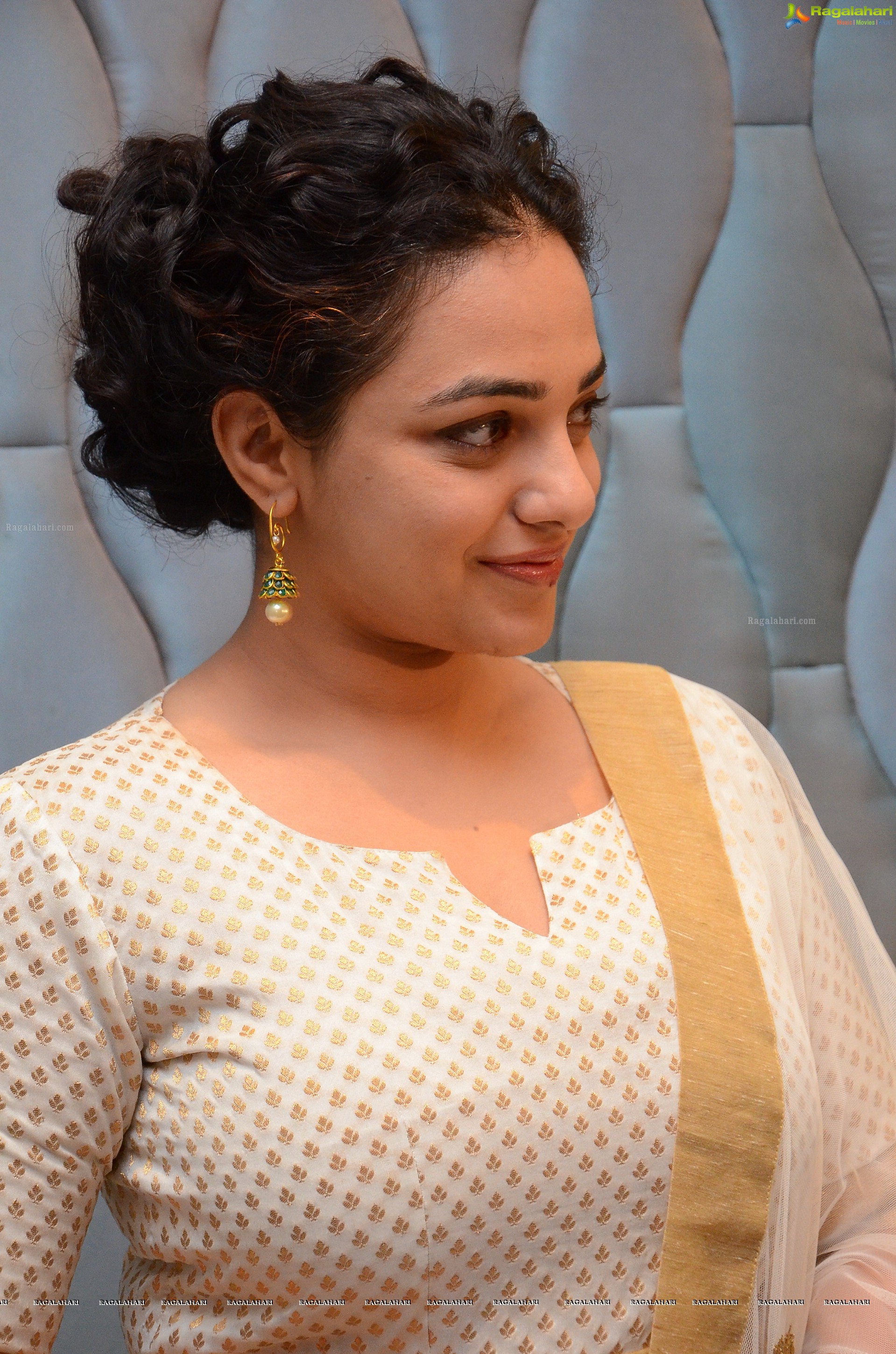 Nithya Menen at 100 Days of Love Press Meet, HD Photo Gallery