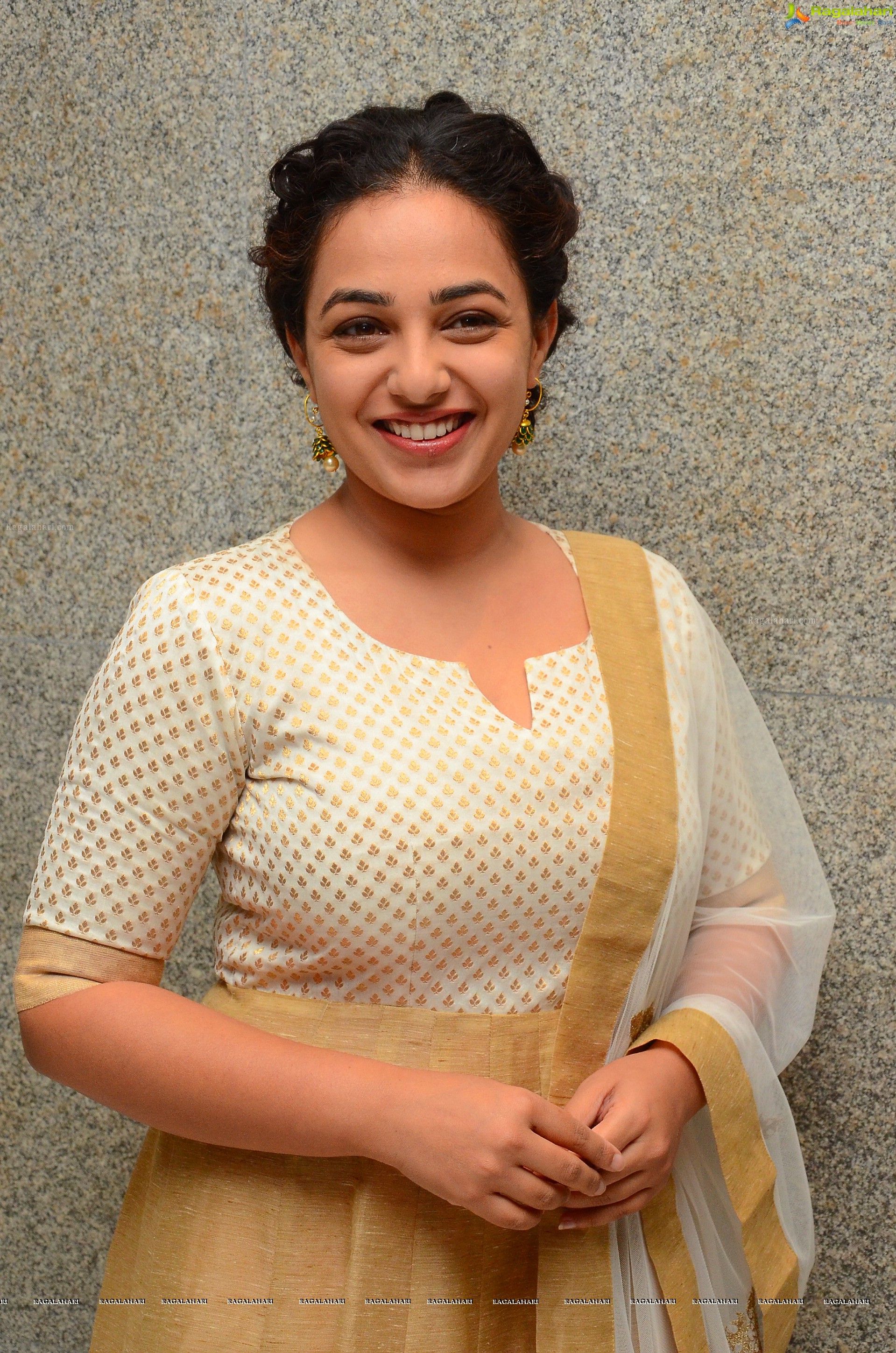 Nithya Menen at 100 Days of Love Press Meet, HD Photo Gallery