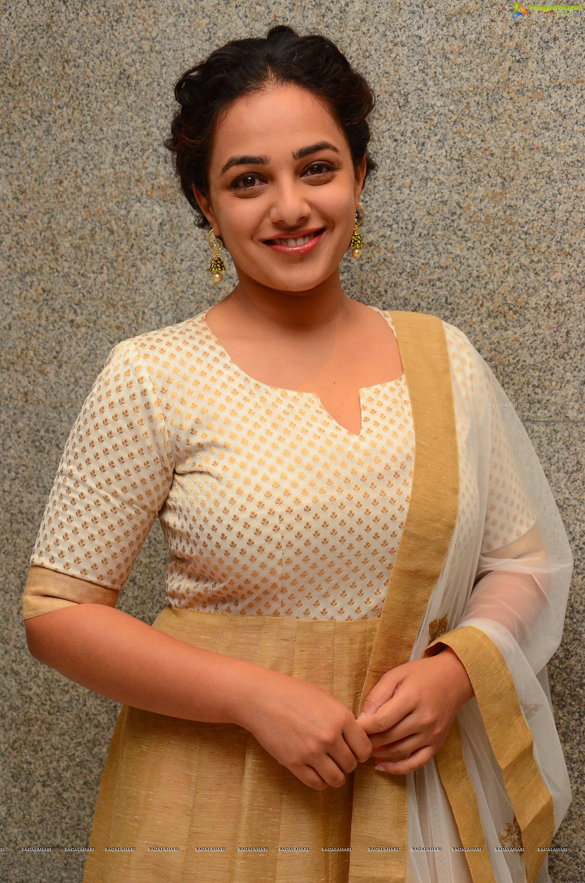 Nithya Menen at 100 Days of Love Press Meet, HD Photo Gallery