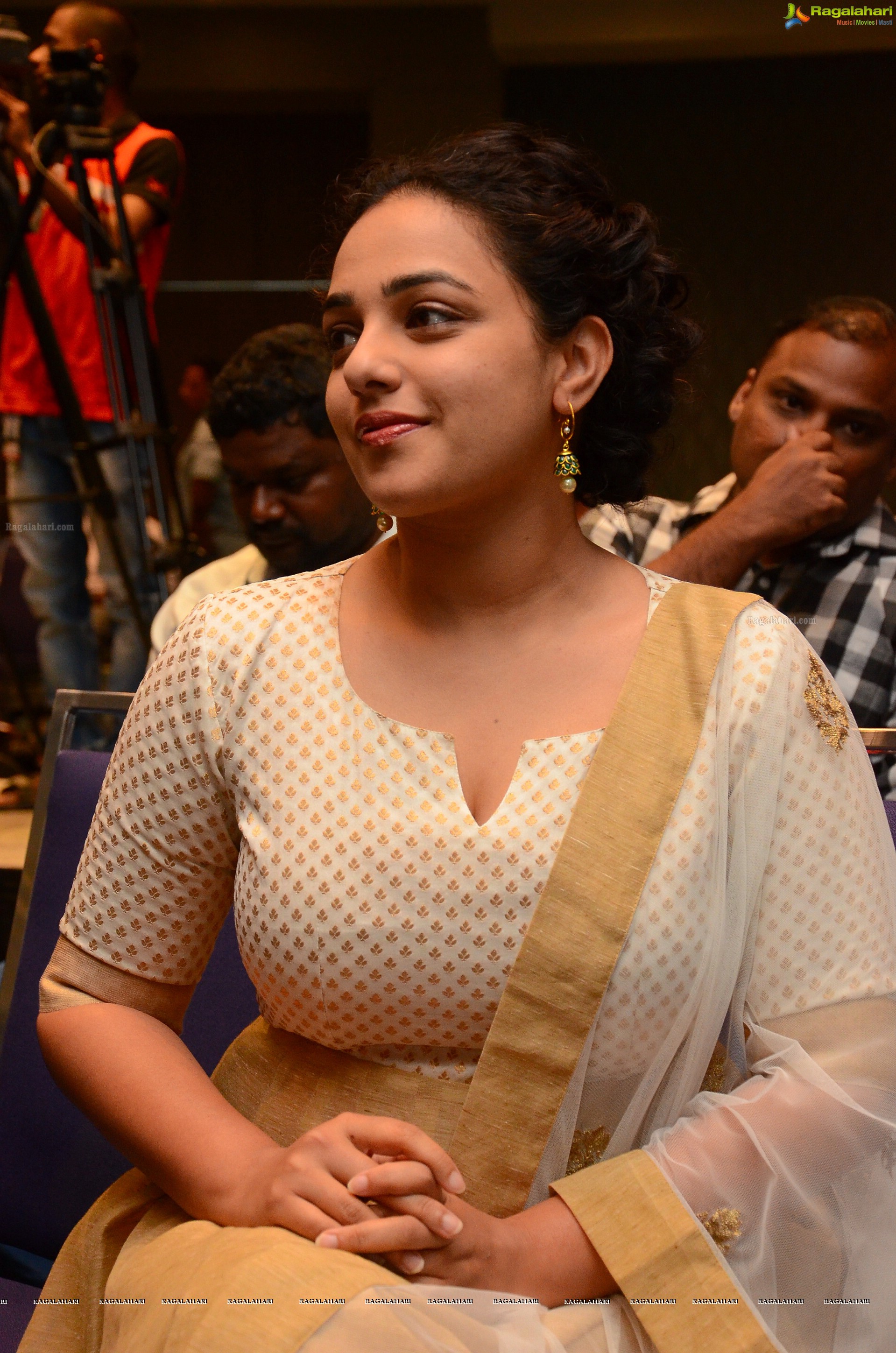 Nithya Menen at 100 Days of Love Press Meet, HD Photo Gallery