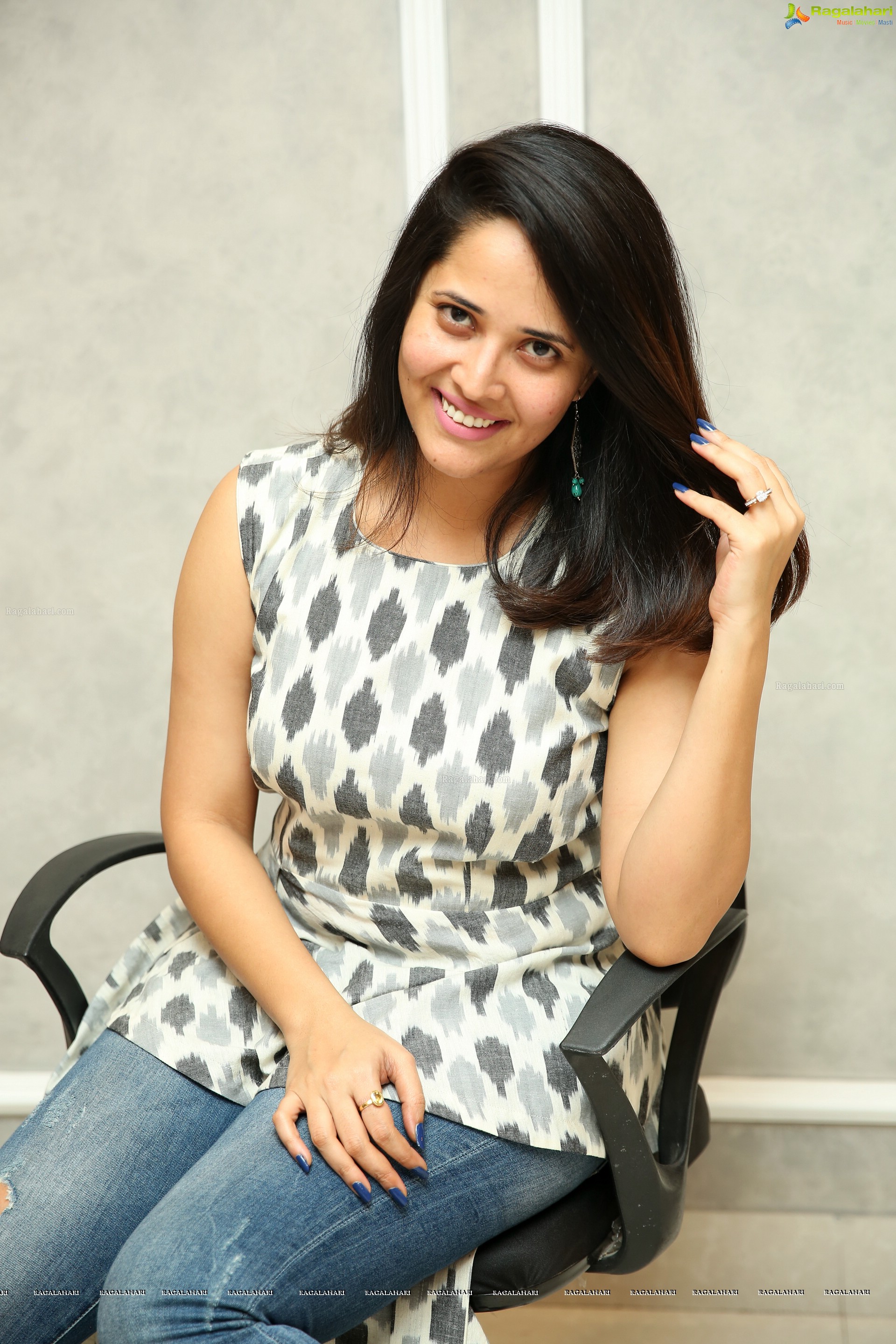 Anasuya with Family at Studio Bustle (High Definition Photos)