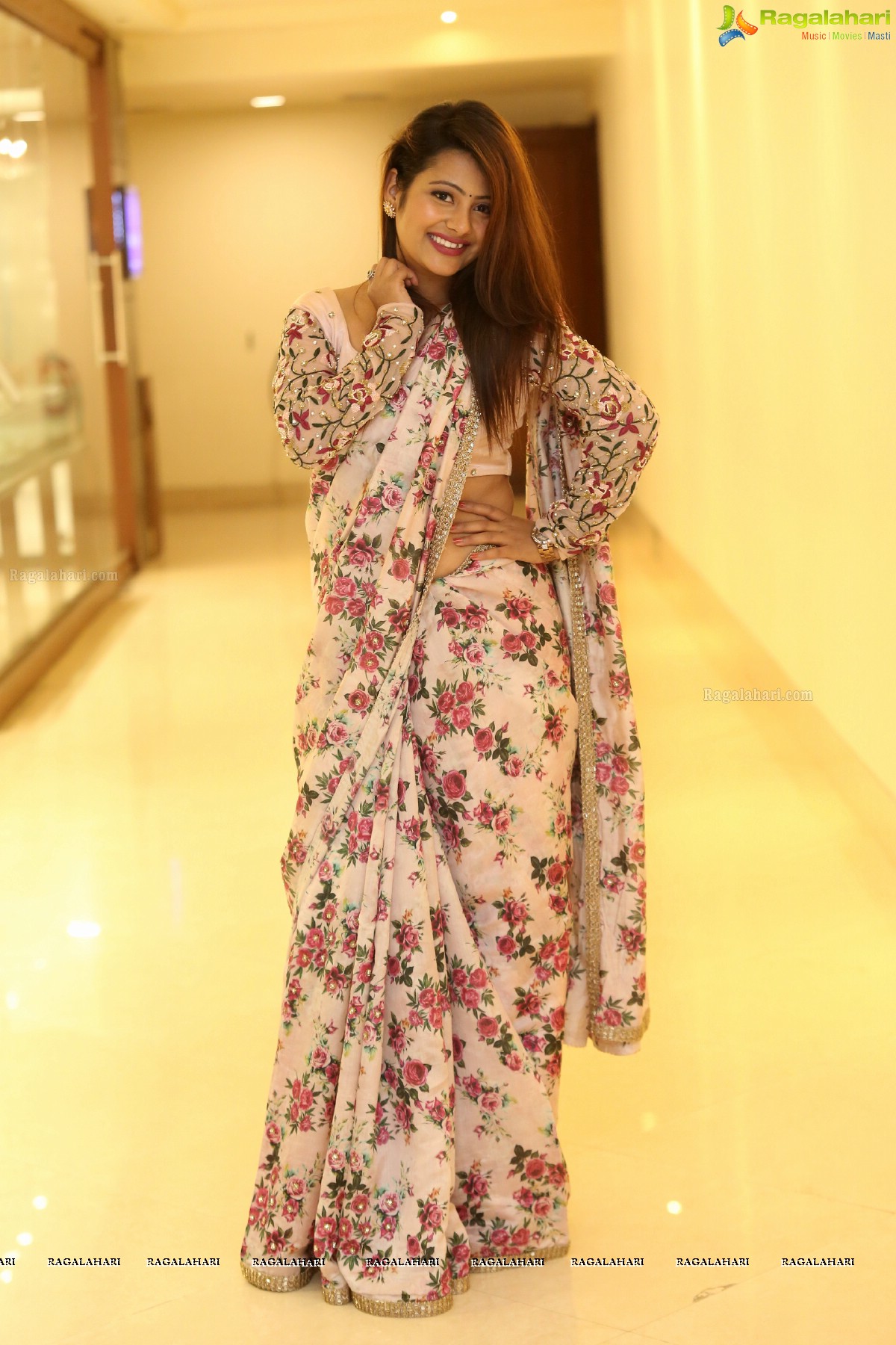 Shubhangi Pant at Trendz Exhibition (High Definition Photos)