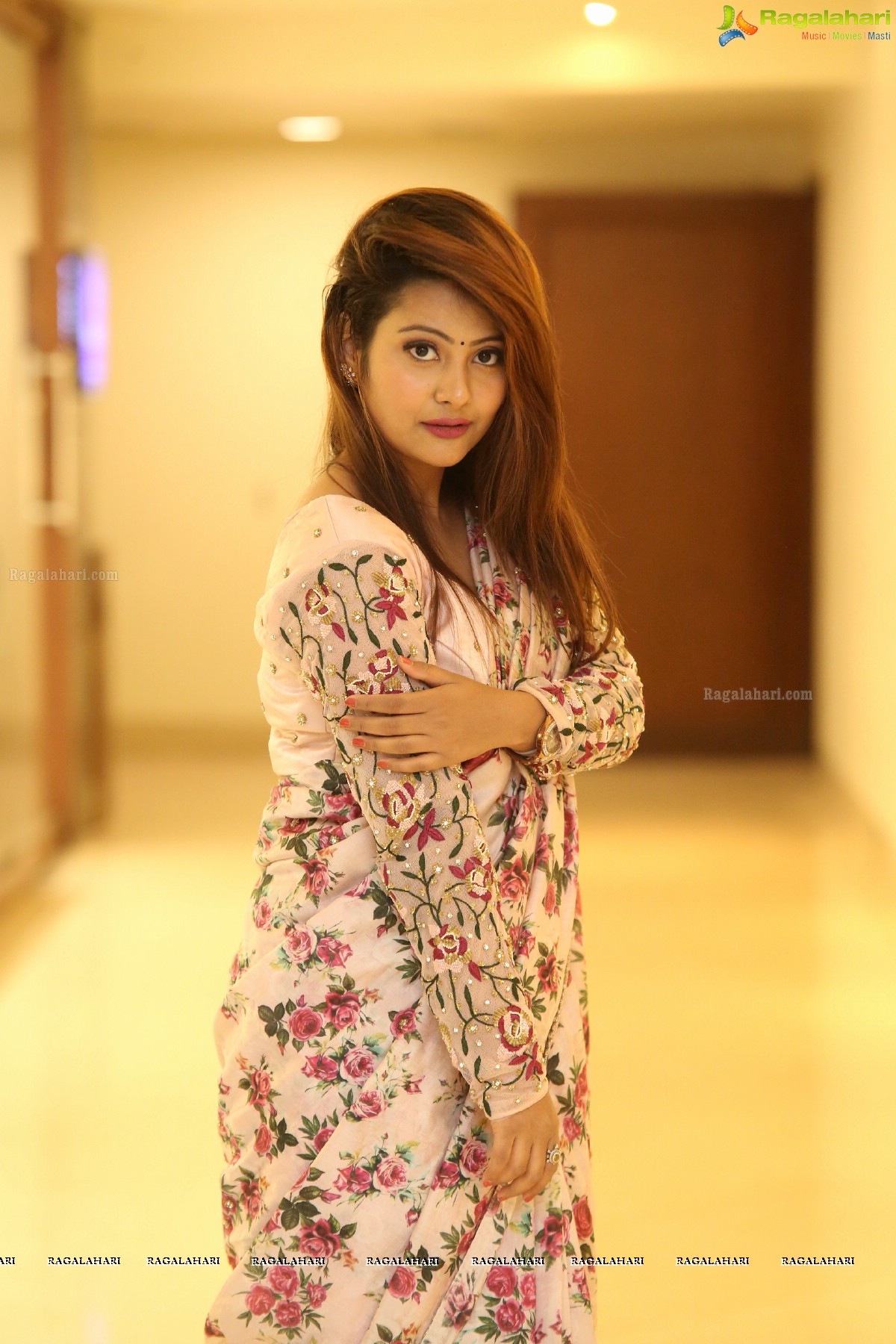 Shubhangi Pant at Trendz Exhibition (High Definition Photos)