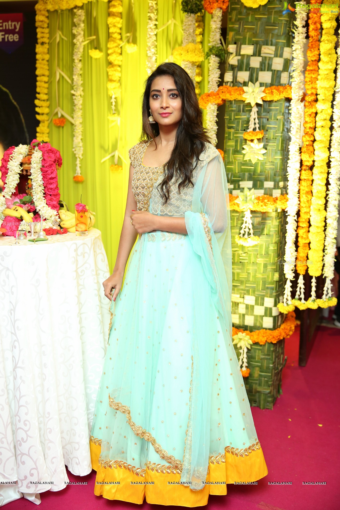 Bhanu Tripathi at Trendz Exhibition (High Resolution Photos)