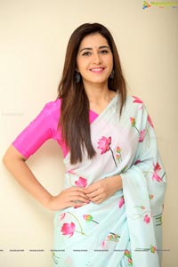 Raashi Khanna in Saree