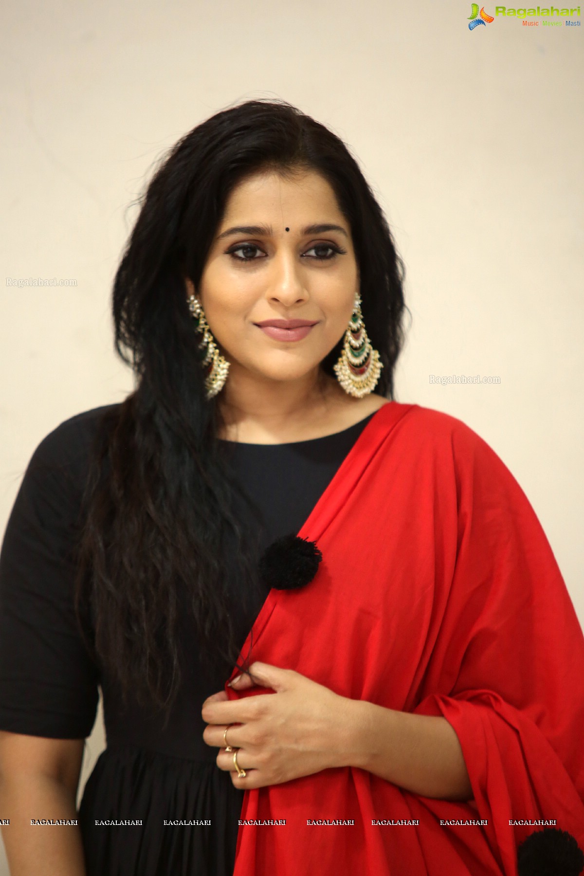 Rashmi Gautham @ Anthaku Minchi Trailer Launch