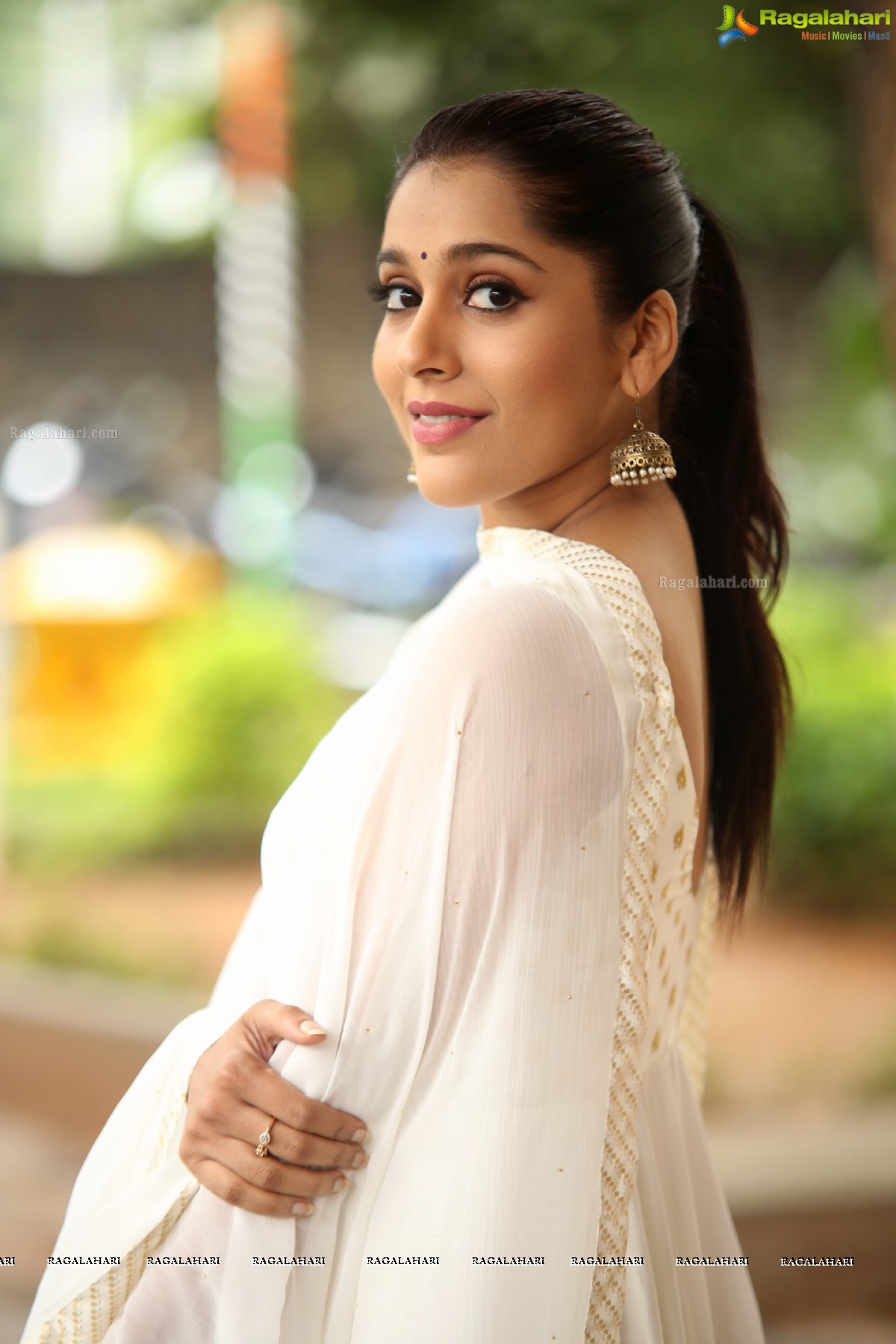 Rashmi Gautam @ Anthaku Minchi Title Song Launch