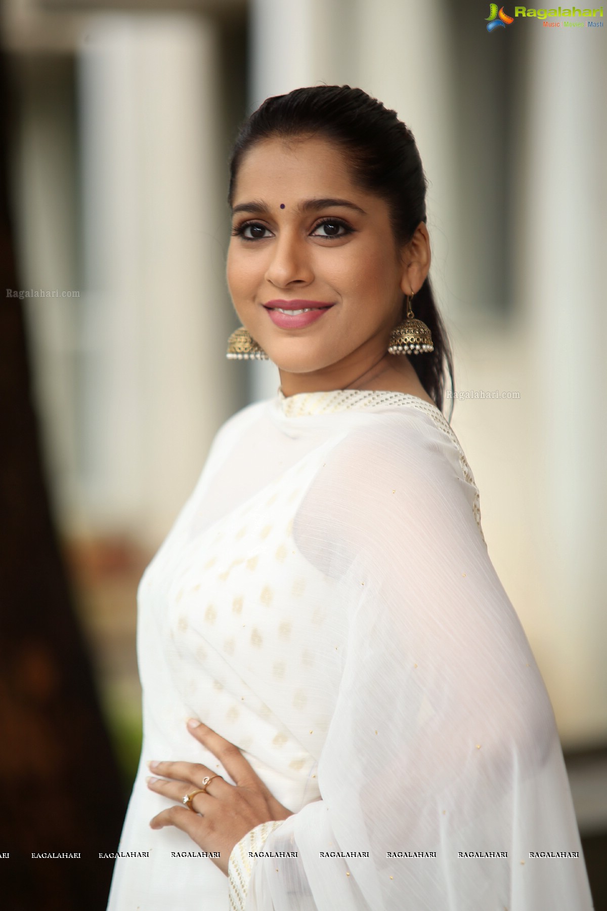 Rashmi Gautam @ Anthaku Minchi Title Song Launch