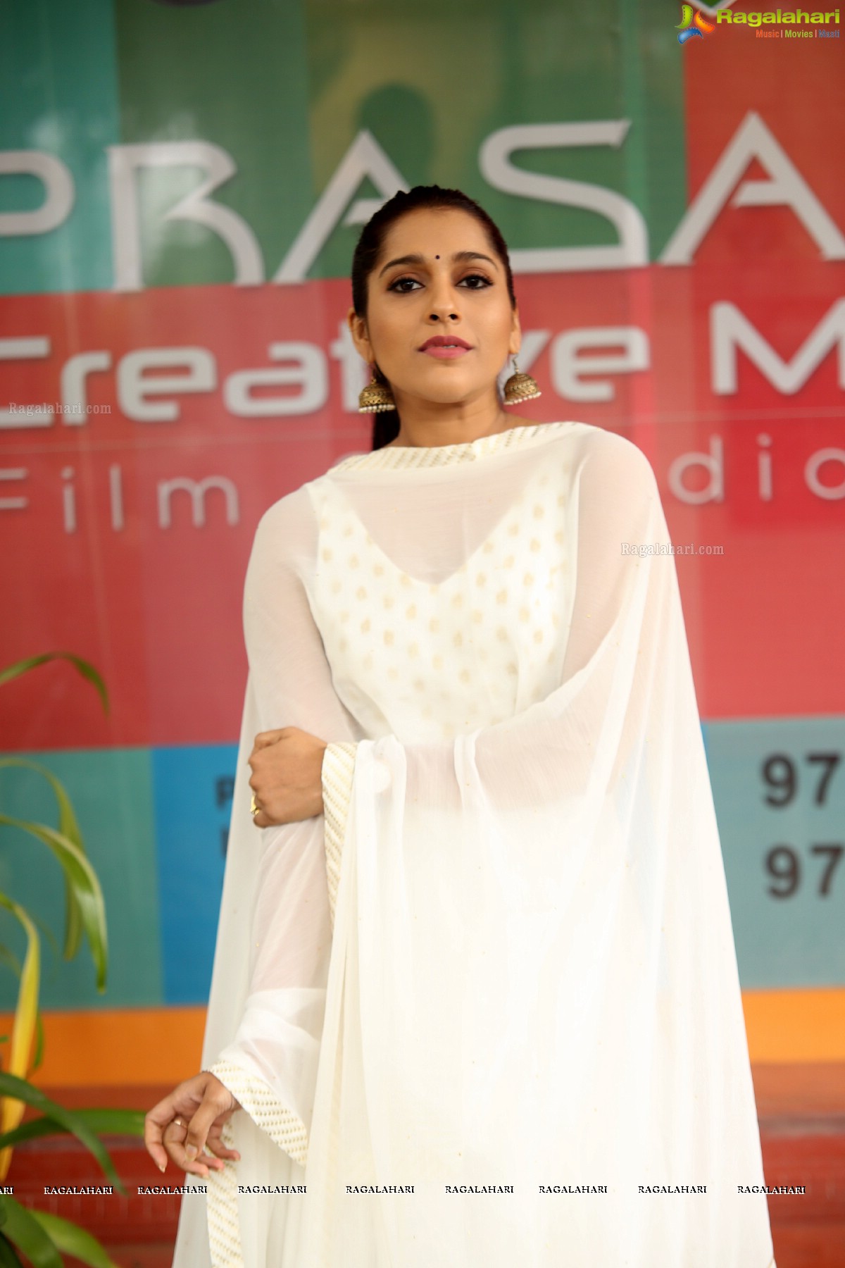 Rashmi Gautam @ Anthaku Minchi Title Song Launch