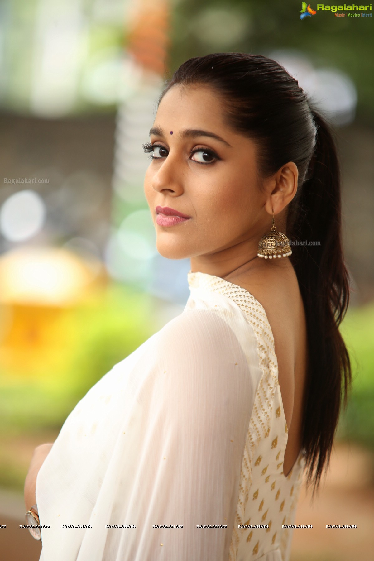 Rashmi Gautam @ Anthaku Minchi Title Song Launch