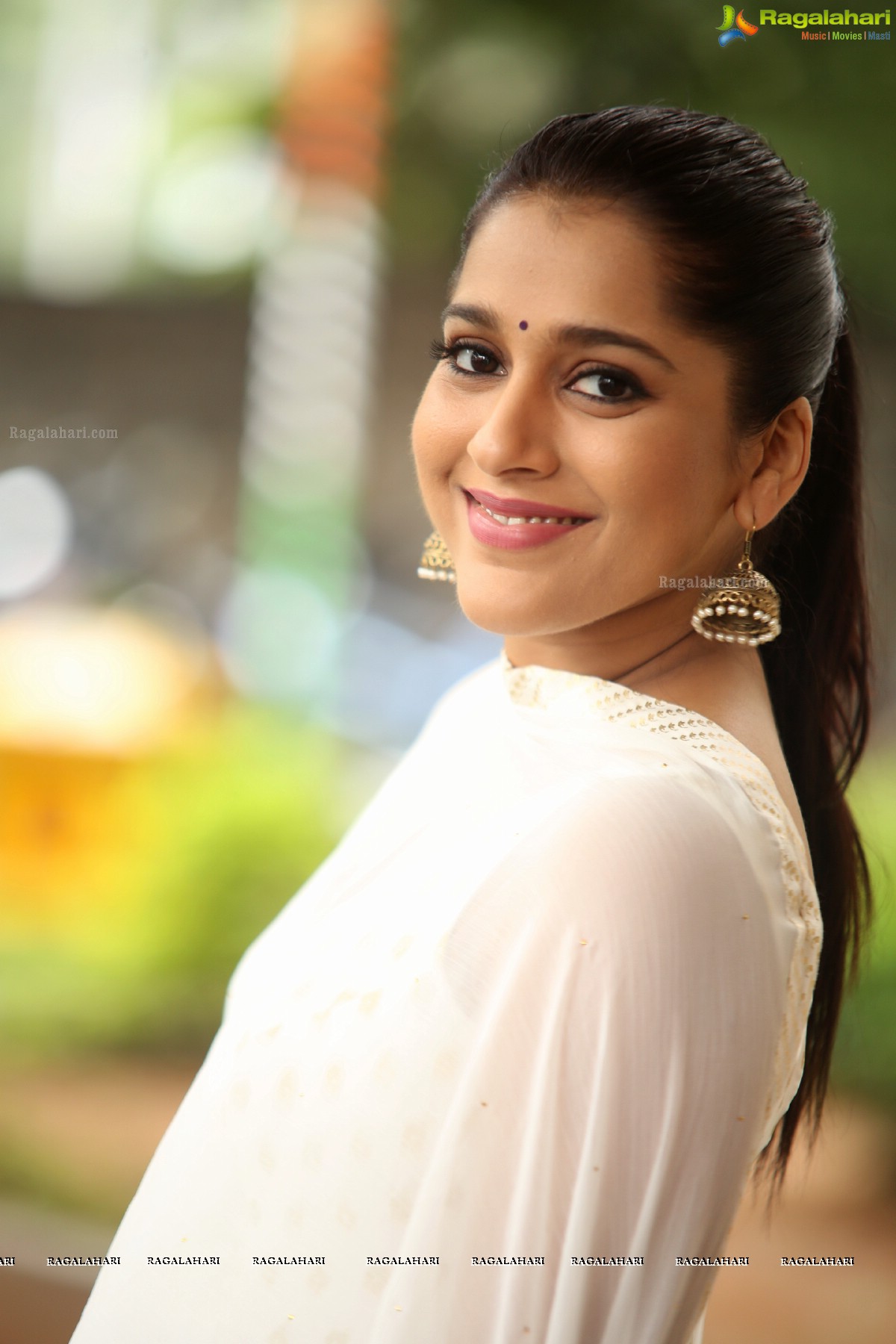 Rashmi Gautam @ Anthaku Minchi Title Song Launch