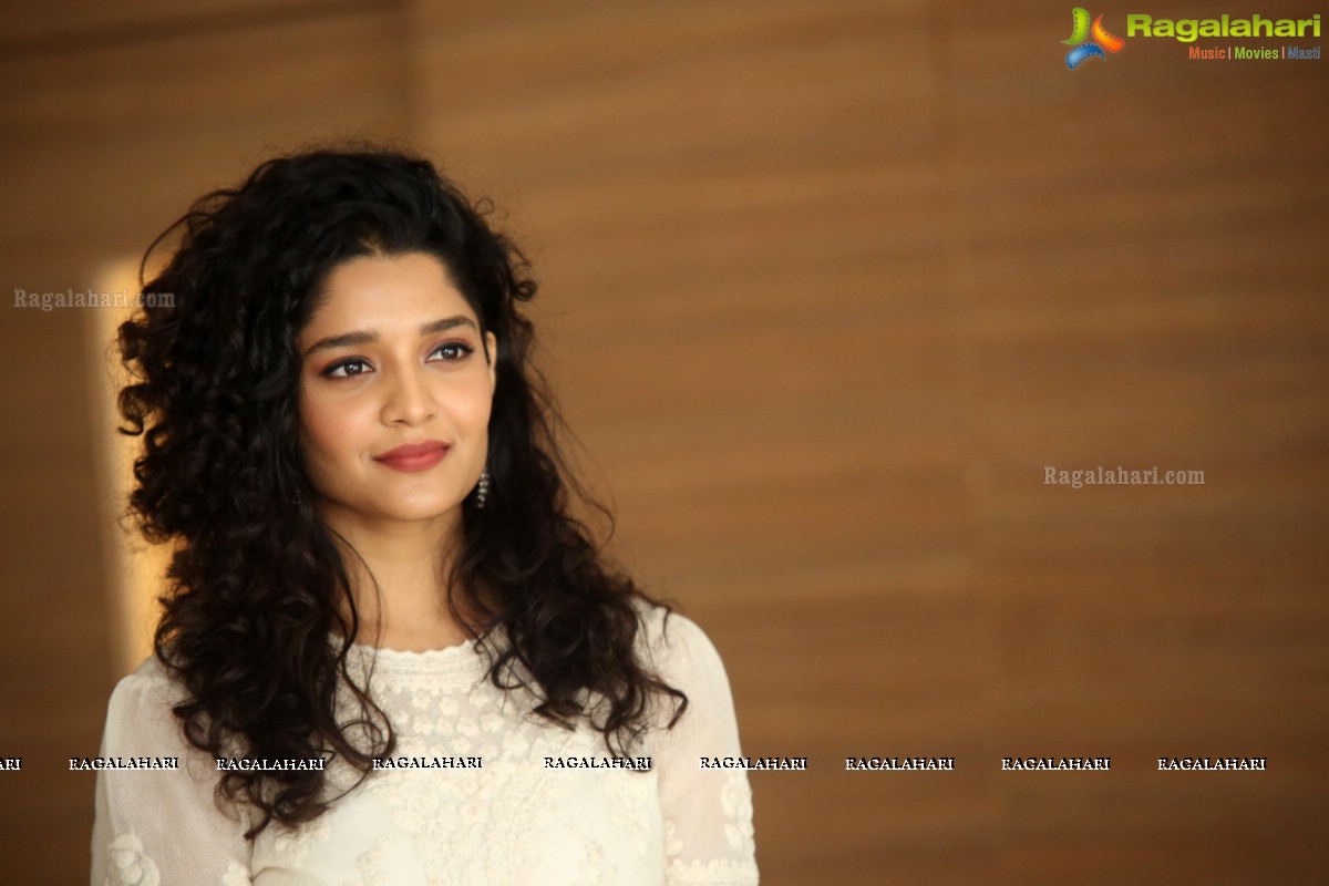 Ritika Singh at Neevevaro Press Meet