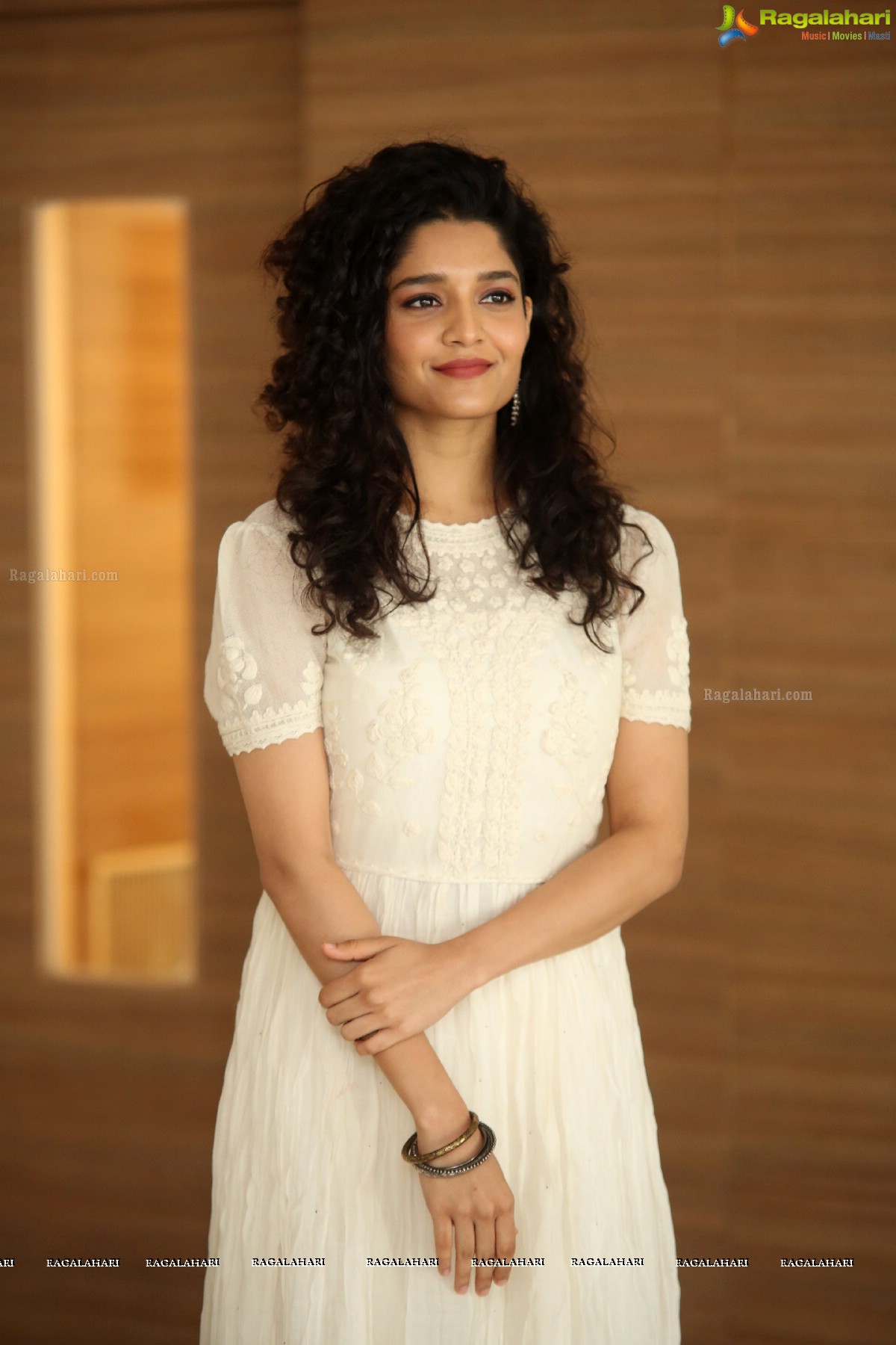 Ritika Singh at Neevevaro Press Meet