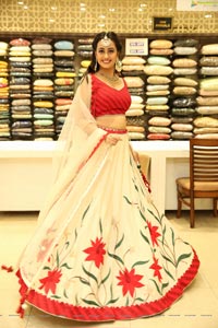 Ameeksha Pawar at Neeru's New Collection Launch