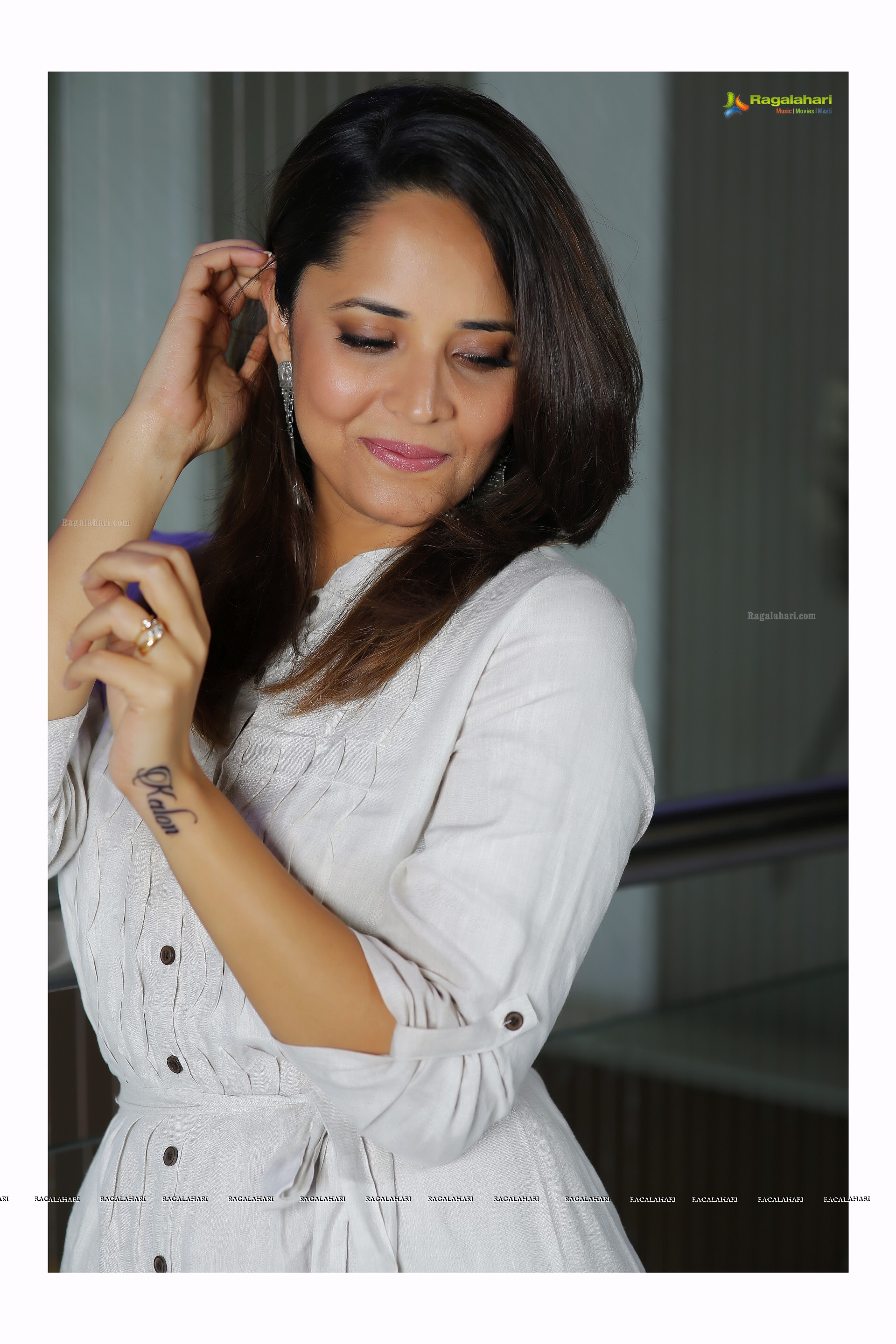 Anasuya Bharadwaj Photoshoot - HD Gallery