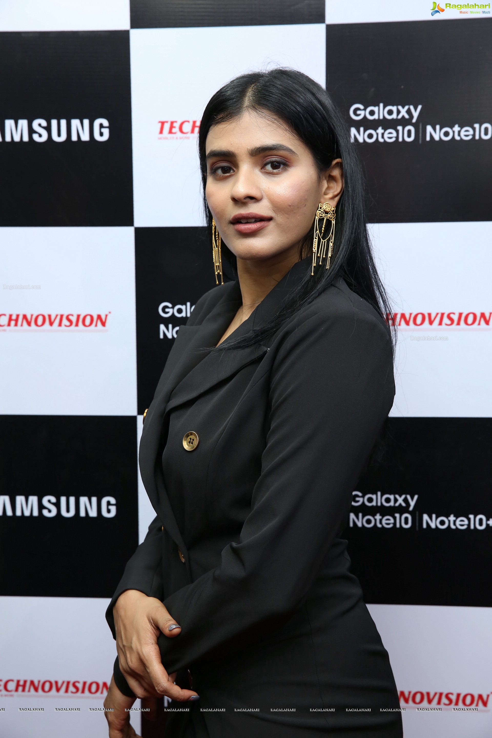 Hebah Patel (High Definition Photos) @ Samsung Galaxy Note 10 Launch