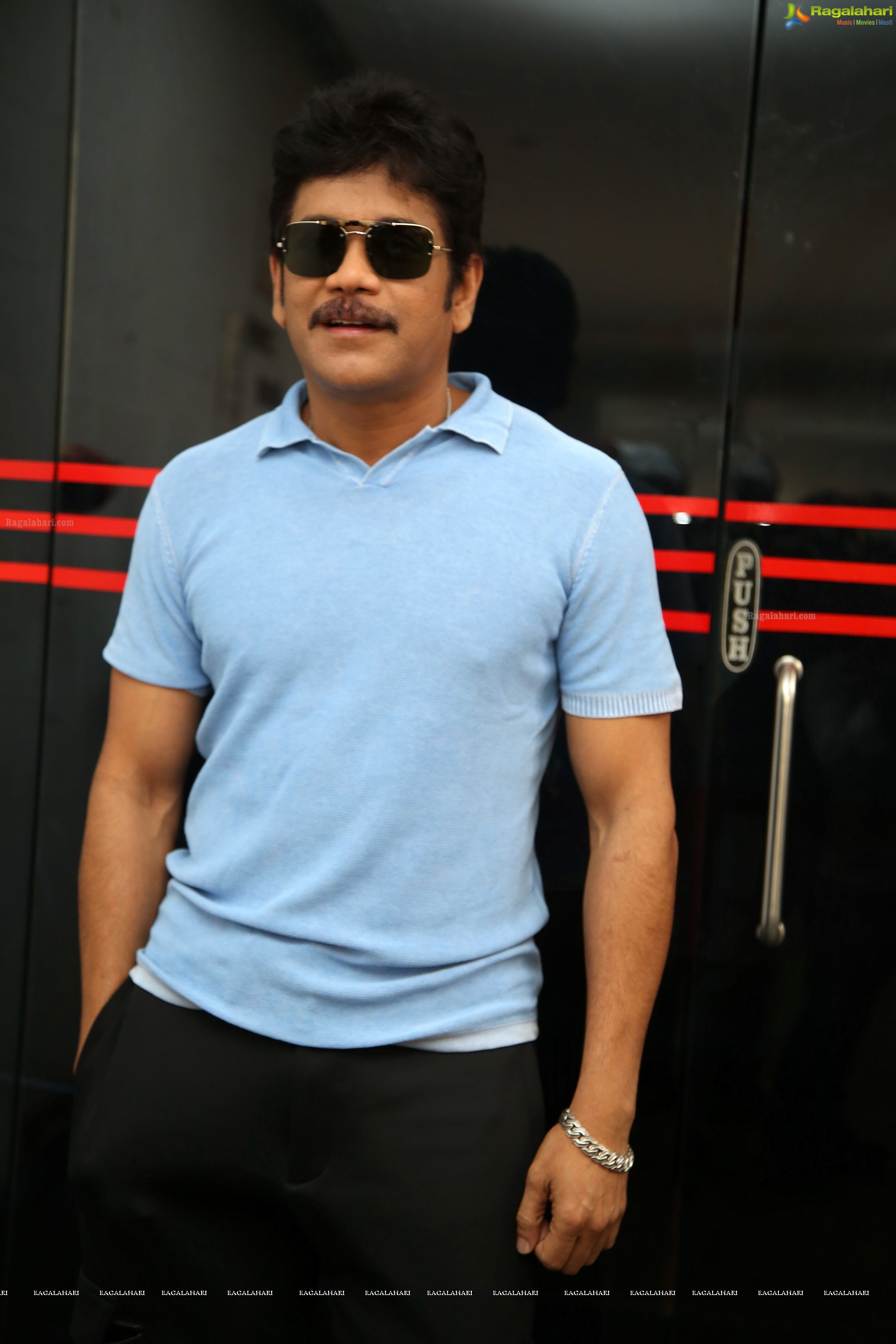 Nagarjuna at Manmadhudu 2 Success Meet (HD Photos)