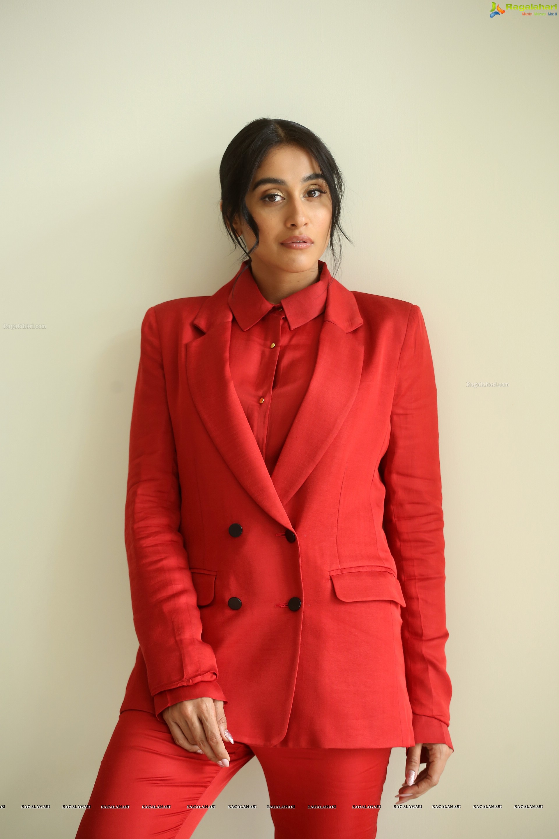 Regina Cassandra @ Evaru Movie Interview - HD Gallery