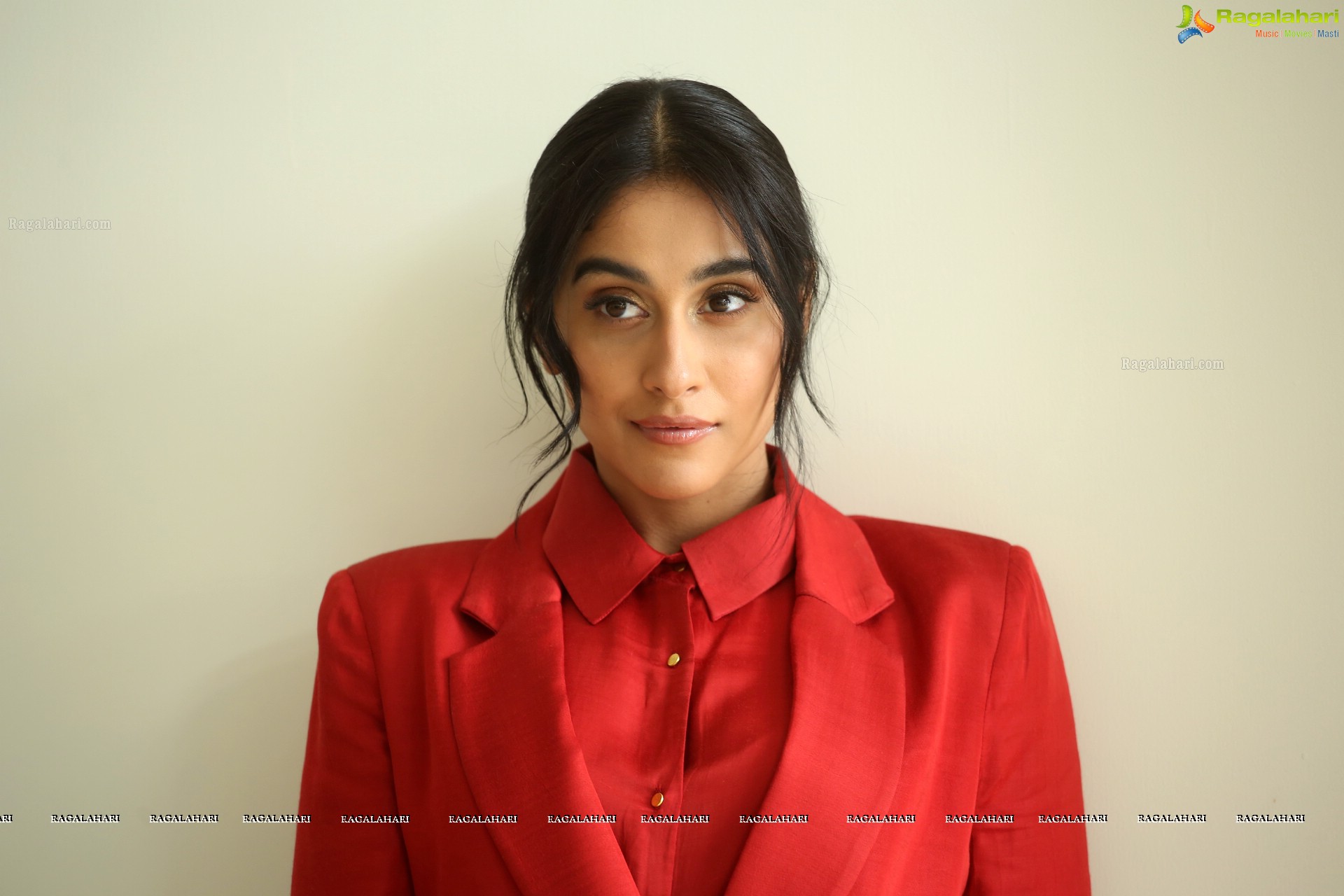 Regina Cassandra @ Evaru Movie Interview - HD Gallery