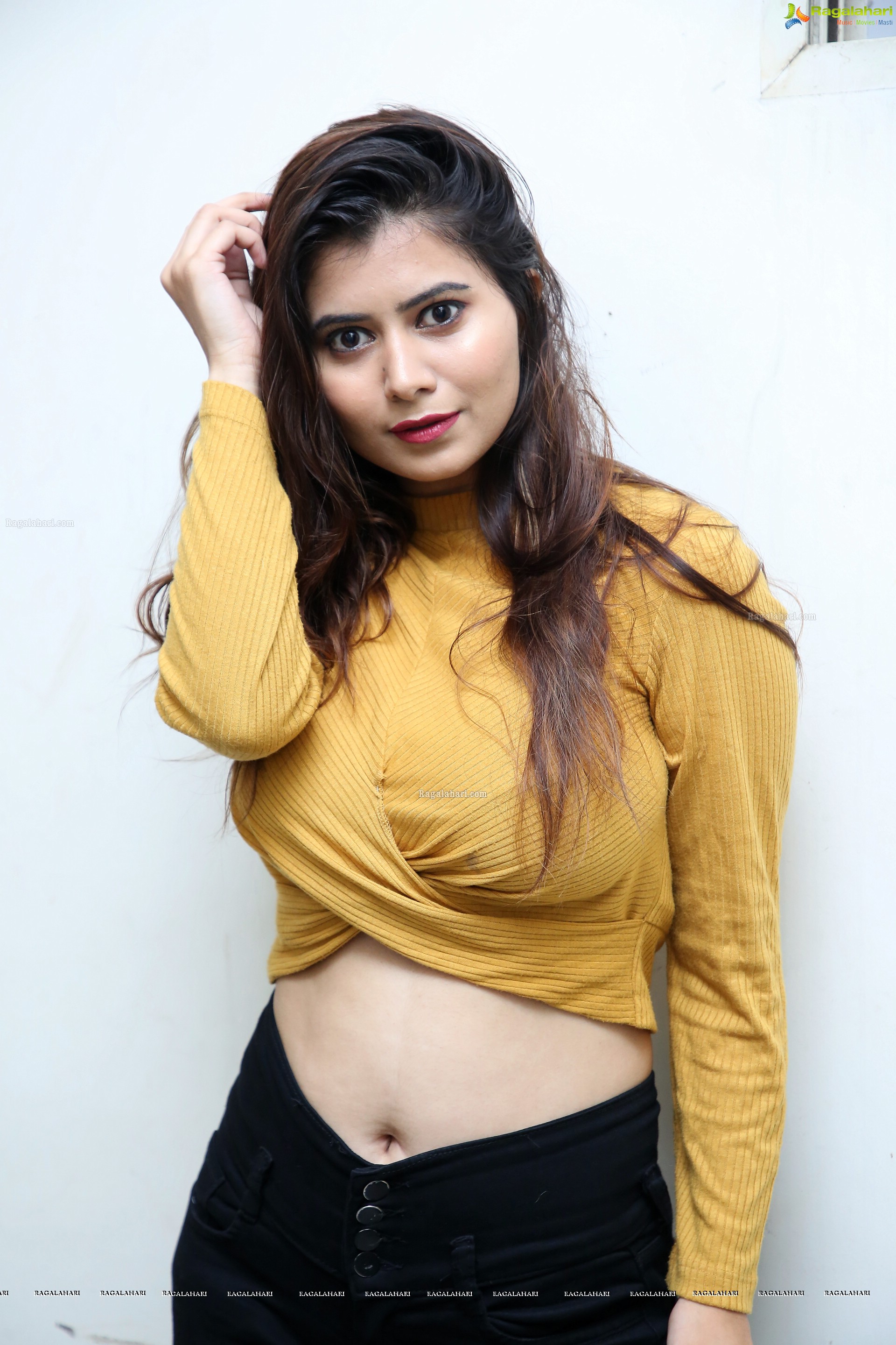 Shraddha Sharma Photoshoot HD Gallery, Images